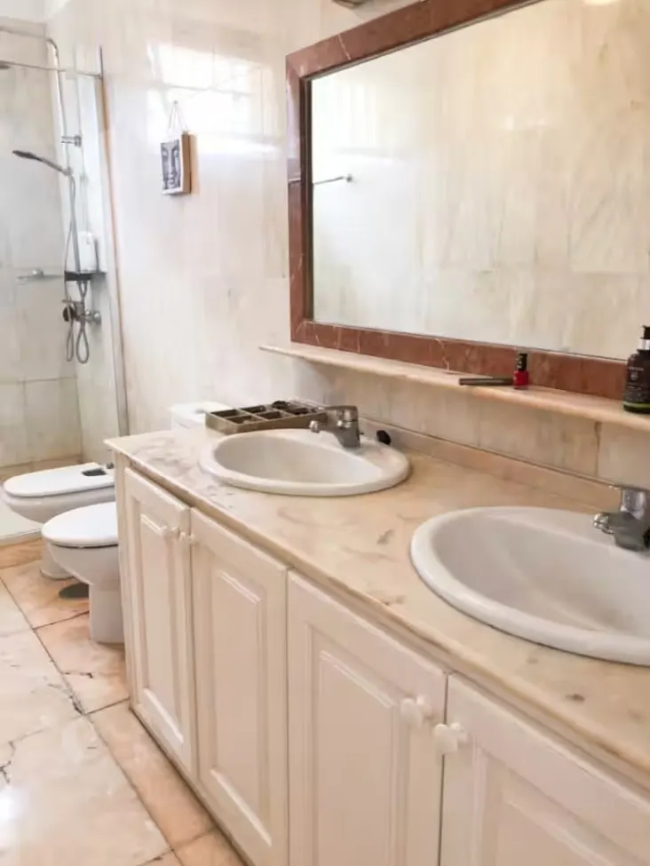 Komplettes Badezimmer mit doppeltem Marmor-Waschtisch.