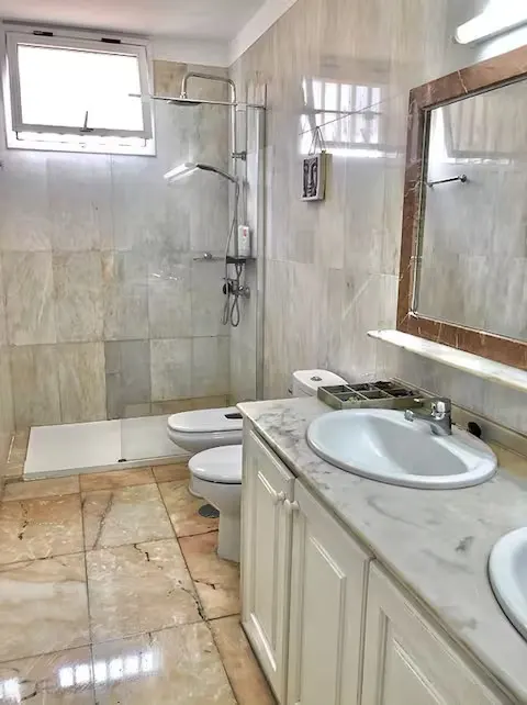 Dusche im Badezimmer des Lofts.