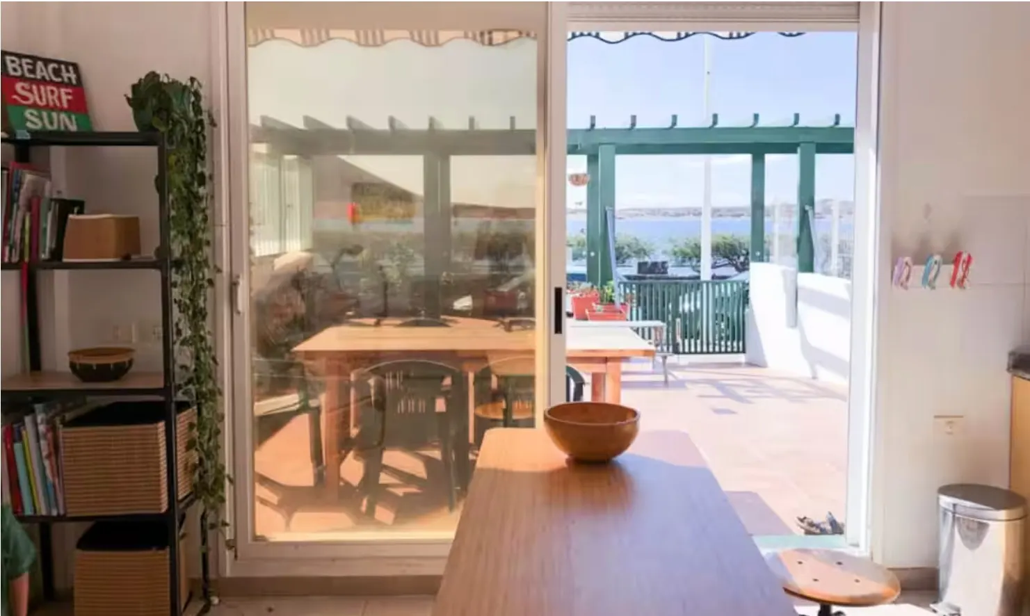 Offener Essbereich von Oceanfront Loft in El Médano mit Zugang zur Terrasse und Meerblick.