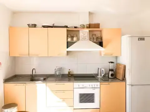 Ein weiterer Blick auf die Küche mit Backofen und Arbeitsplatte.