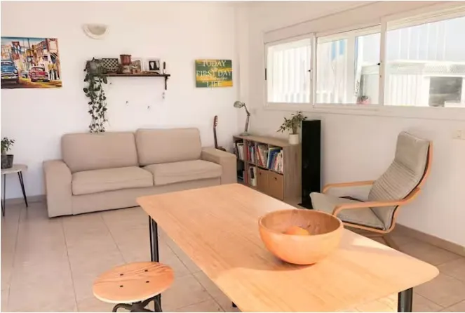 Wohnzimmer von Oceanfront Loft in El Médano mit Sofa und hellem Sitzbereich.