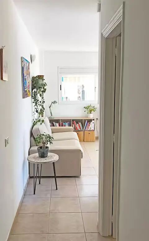 Wohnzimmerecke mit Sofa und Bücherregal.