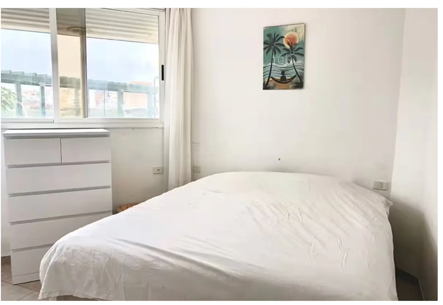 Hauptschlafzimmer von Oceanfront Loft in El Médano mit Doppelbett.