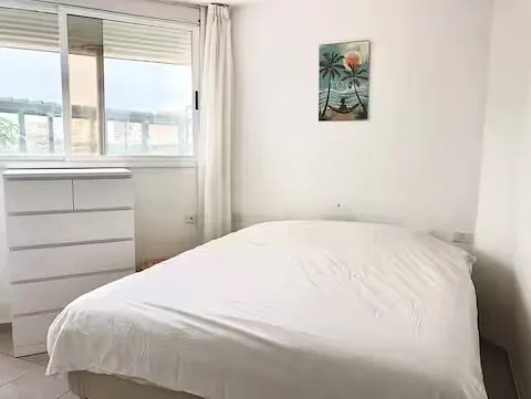 Ein weiterer Blick auf das Hauptschlafzimmer mit Kommode und Doppelbett.