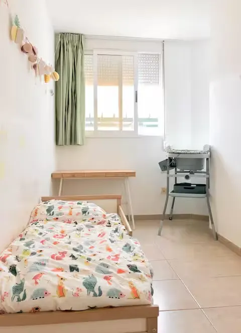 Zweites Schlafzimmer mit Einzelbett, eingerichtet für Kinder.