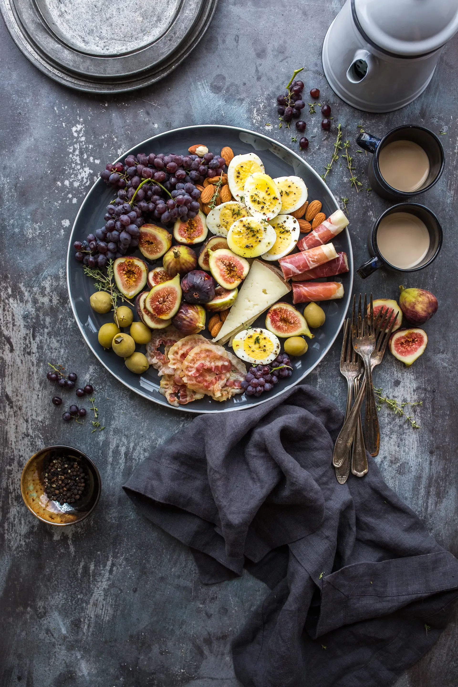 Vielfältiges Frühstückstablett, allgemeines Gastronomiefoto.