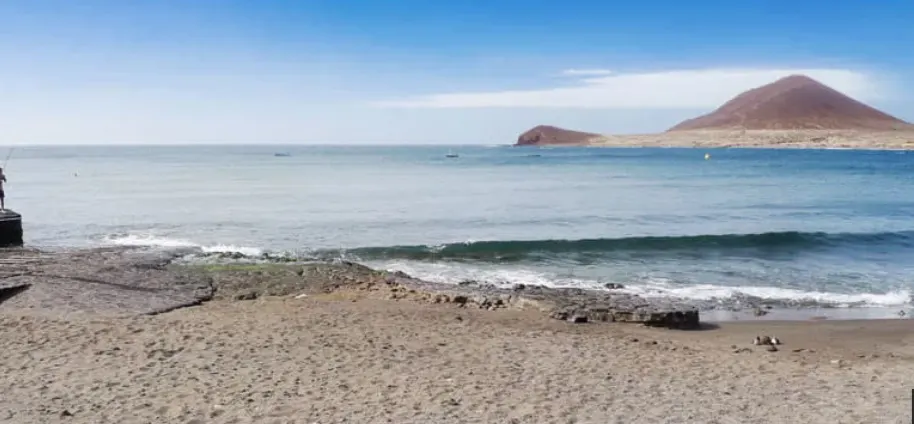 Playa Chica in El Médano, mit Montaña Roja auf der anderen Seite der Bucht.