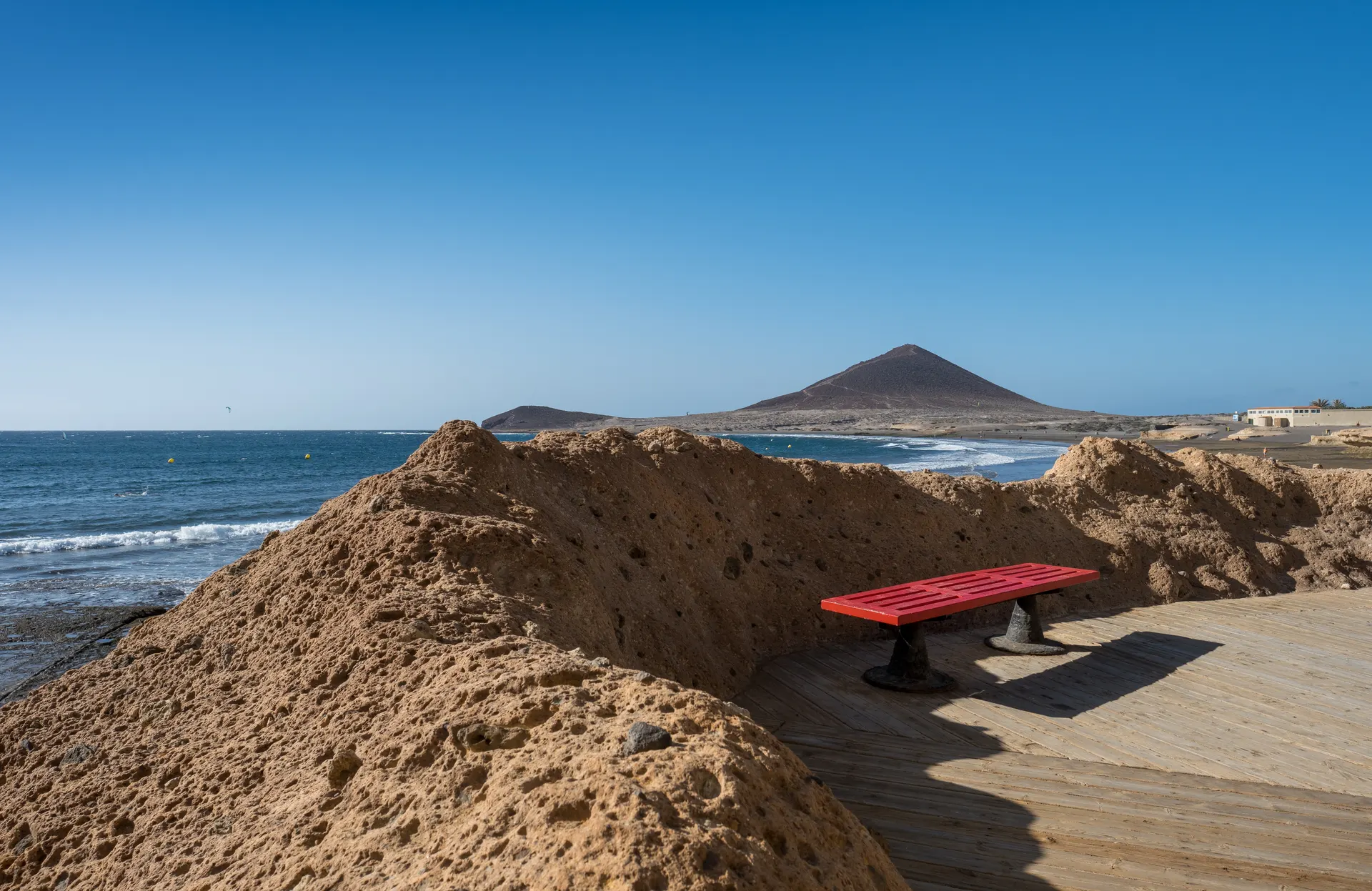 Strandpromenade von El Médano mit Blick auf Montaña Roja.