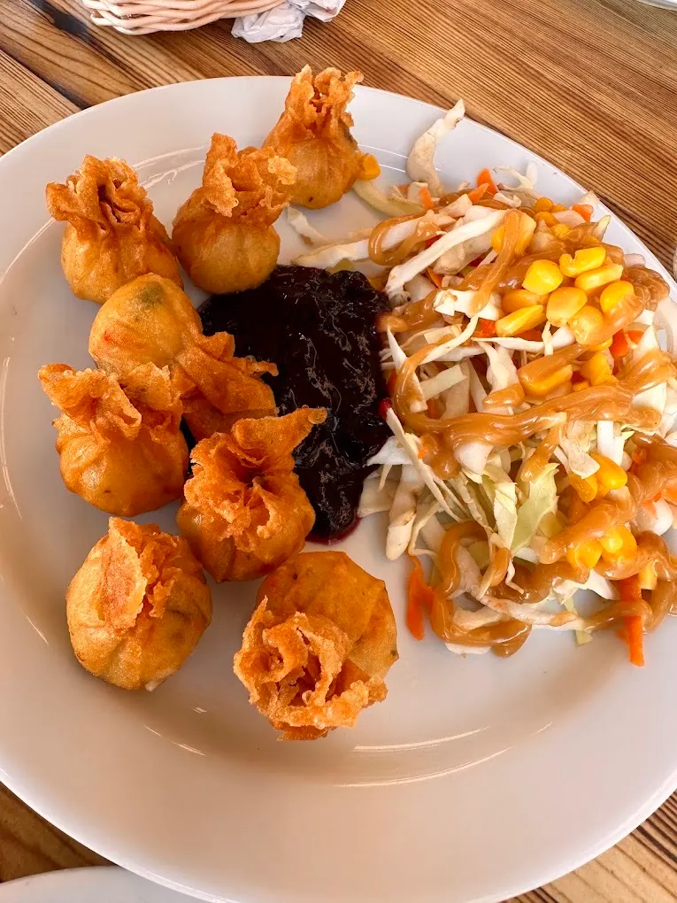 Frittierte Teigtaschen mit Krautsalat im El Lagar.