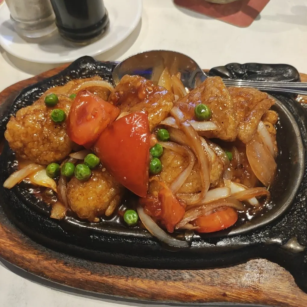 Süß-saures Hähnchen mit Gemüse im Restaurant Hong Kong.