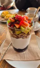 Joghurt, Granola und frisches Obst im Manfred's.