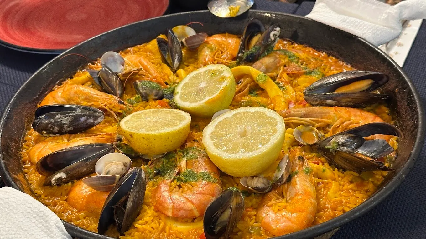 Meeresfrüchte-Paella im Restaurant Playa Chica.