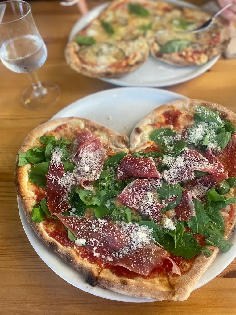 Herzförmige Pizza mit Schinken und Rucola im La Wairua.