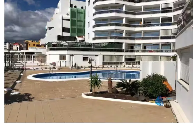 Blick auf das Gebäude von Oceanfront Loft in El Médano vom gemeinschaftlichen Poolbereich aus.