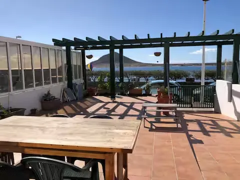 Pergola-Terrasse mit Blick auf Montaña Roja.