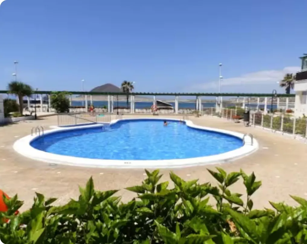 Gemeinschaftspool der Anlage von Oceanfront Loft in El Médano mit Meerblick.