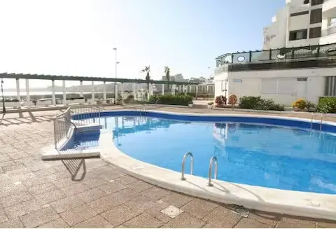 Luftansicht des Pools und der Anlage am Meer.