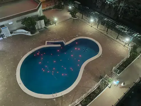 Gemeinschaftspool abends beleuchtet.